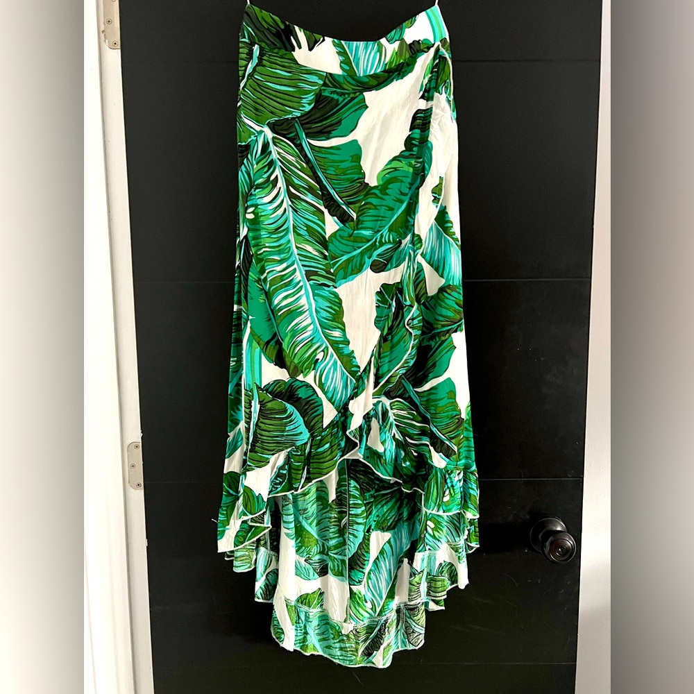 Pre-owned Solitaire maxi skirt with above the knee lining in a size L.